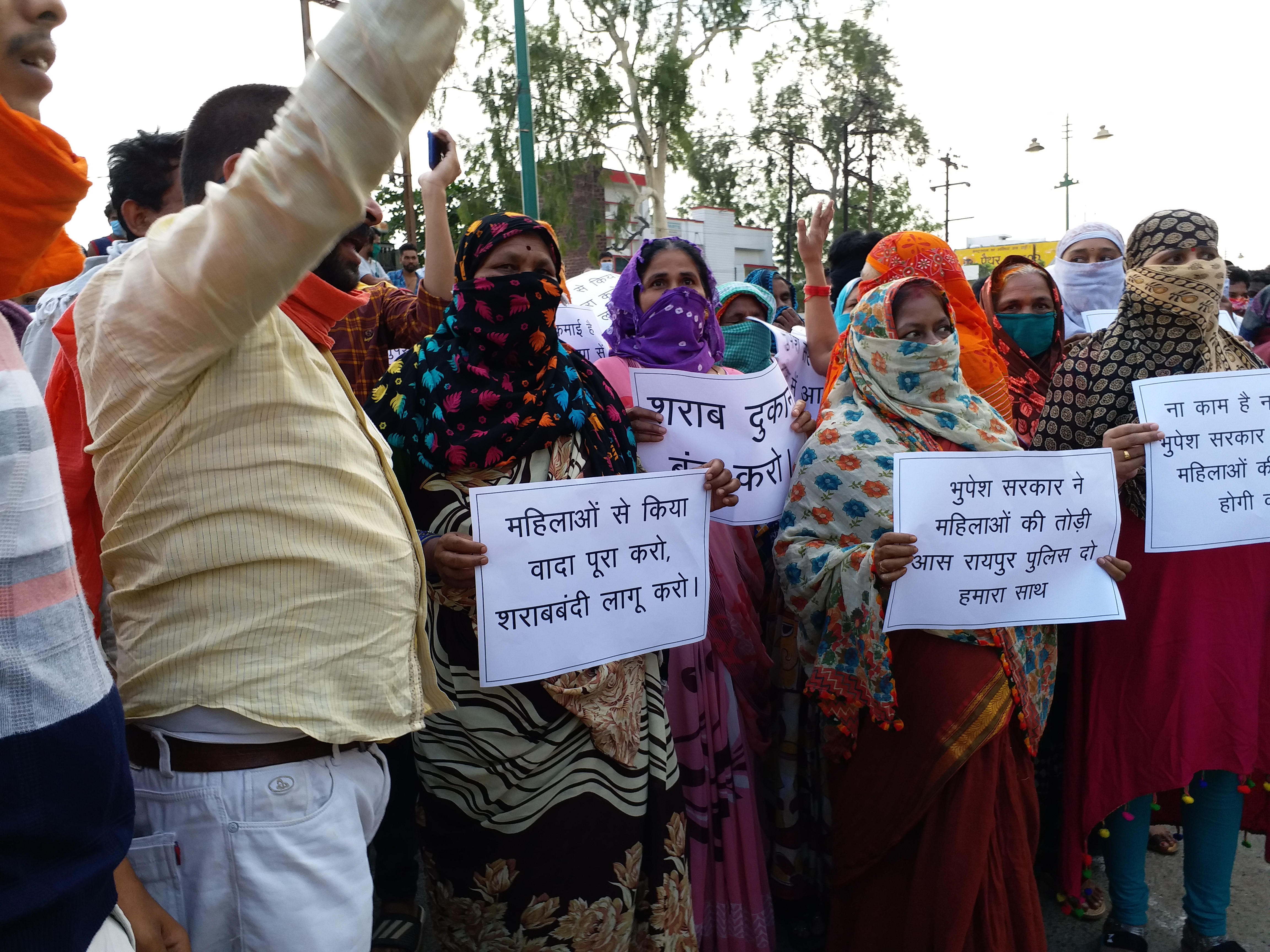 People protested against opening liquor shop in raipur