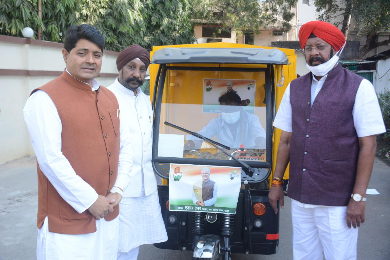 Chhattisgarh government gave E rickshaw to Handicapped Ramsevak Sakwar in raipur