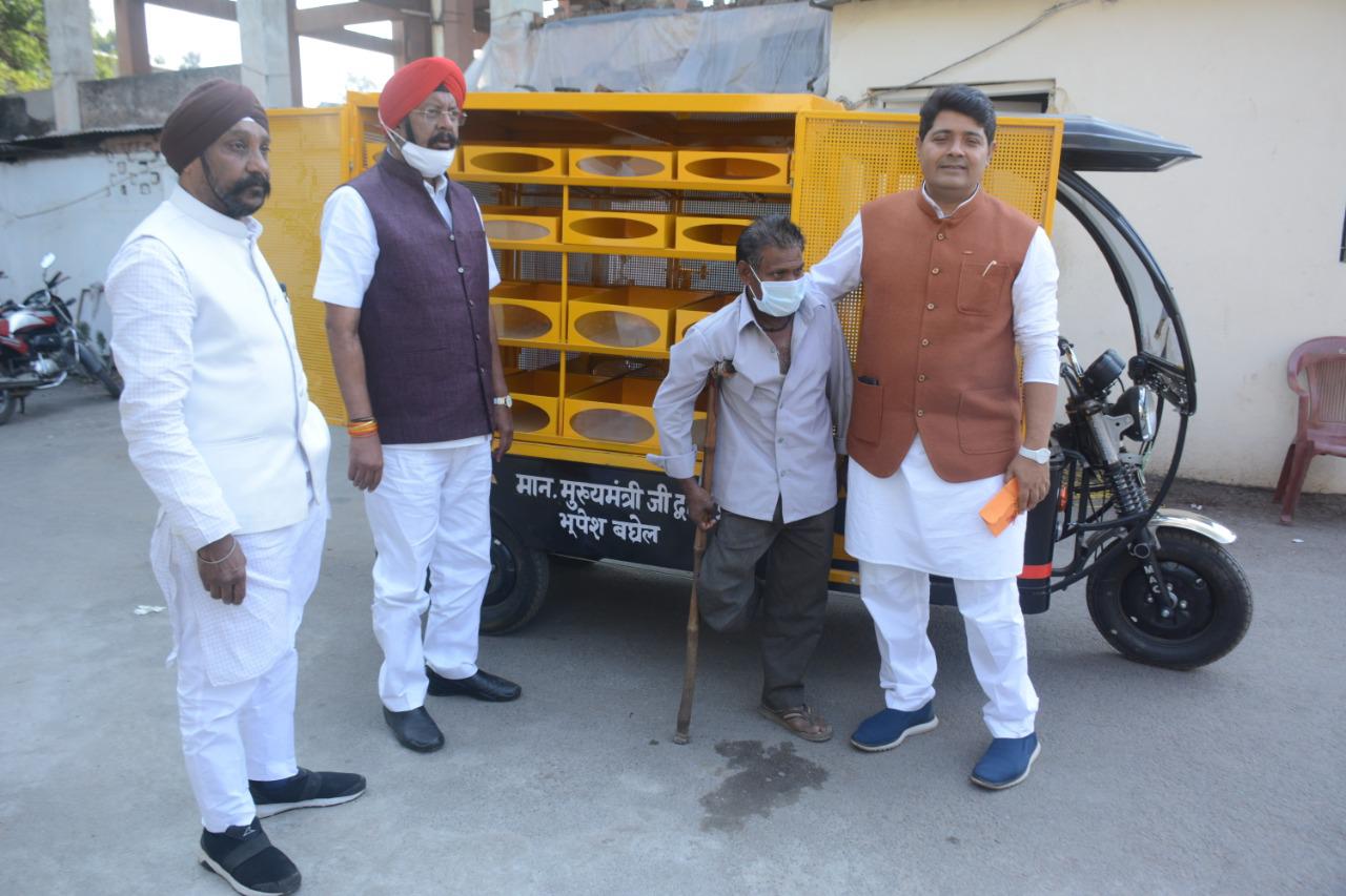 Chhattisgarh government gave E rickshaw to Handicapped Ramsevak Sakwar in raipur