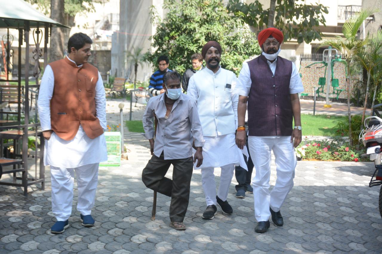 Chhattisgarh government gave E rickshaw to Handicapped Ramsevak Sakwar in raipur