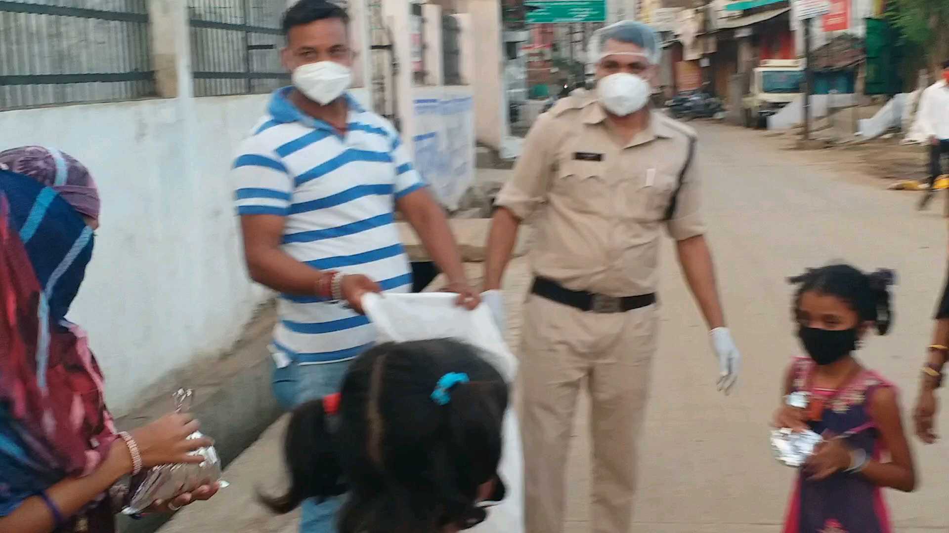 coronavirus-outbreak-raipur-police-prepares-and-distributes-food-for-the-needy