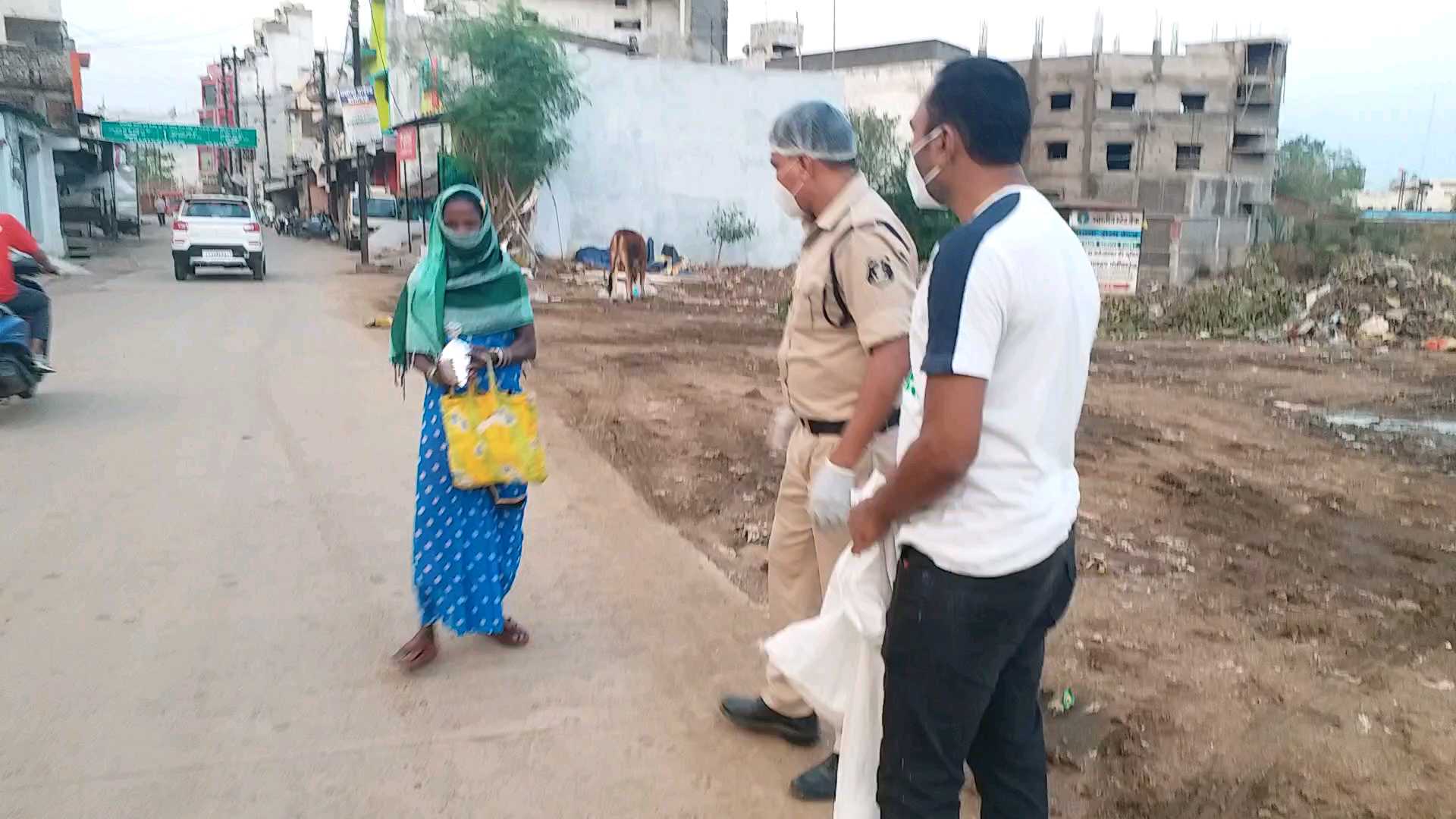 coronavirus-outbreak-raipur-police-prepares-and-distributes-food-for-the-needy