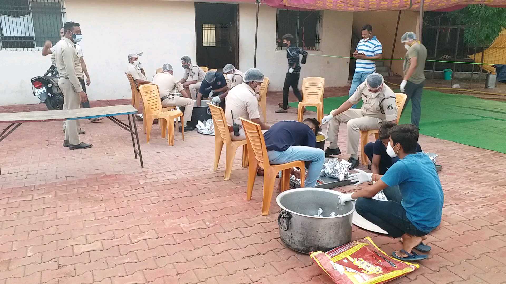 coronavirus-outbreak-raipur-police-prepares-and-distributes-food-for-the-needy