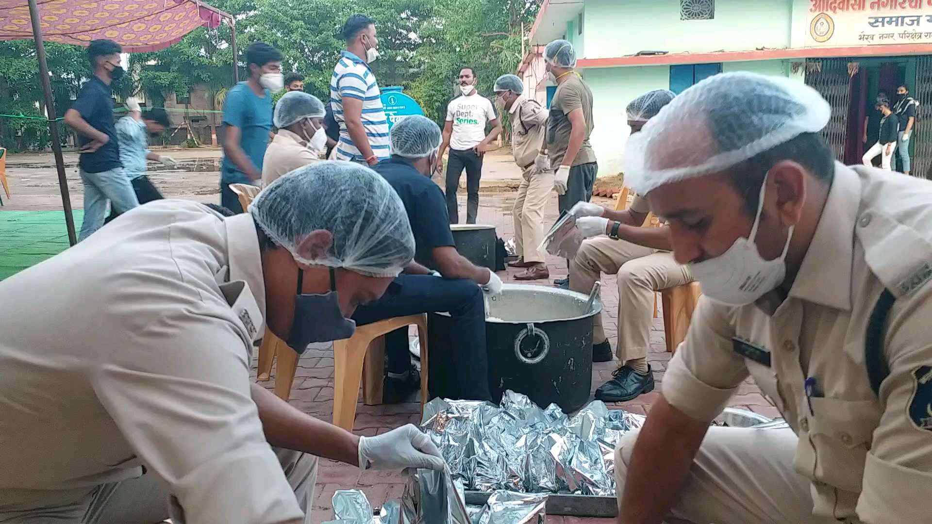 coronavirus-outbreak-raipur-police-prepares-and-distributes-food-for-the-needy