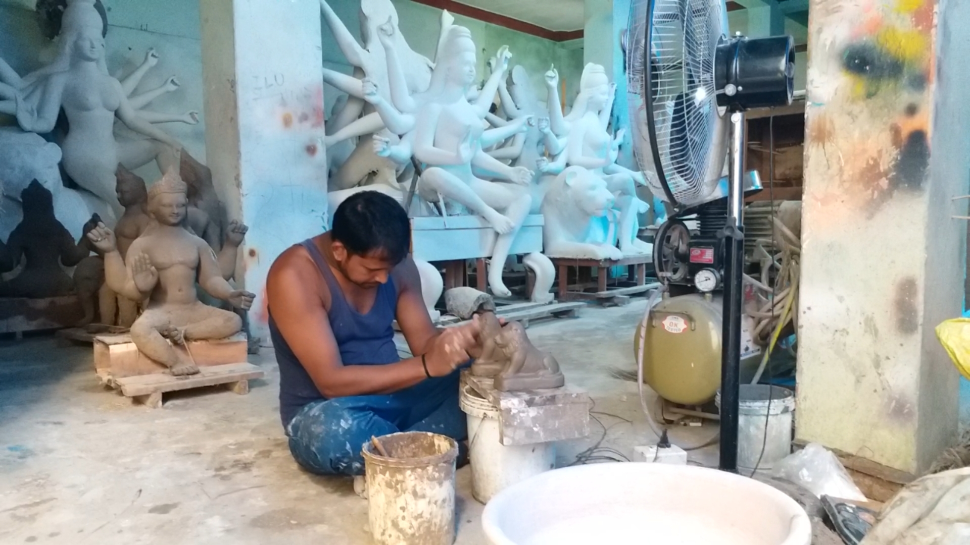 Potter family engaged in making idol of Maa Durga in raipur