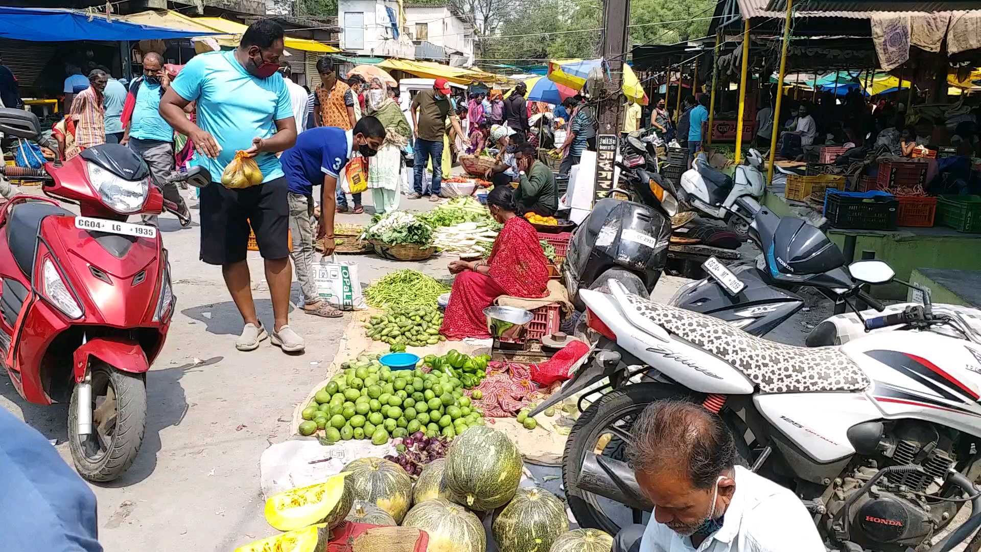 Vegetable prices rise in market before lockdown in Raipur