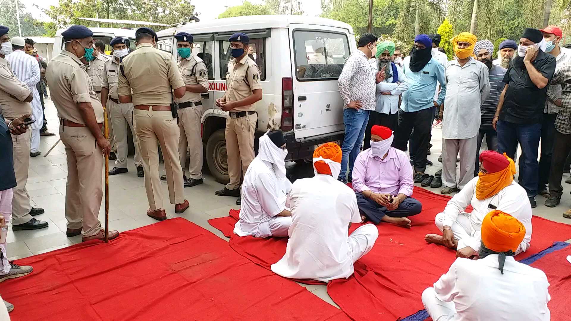 ट्रांसपोर्टरों Demolition in truck showroom