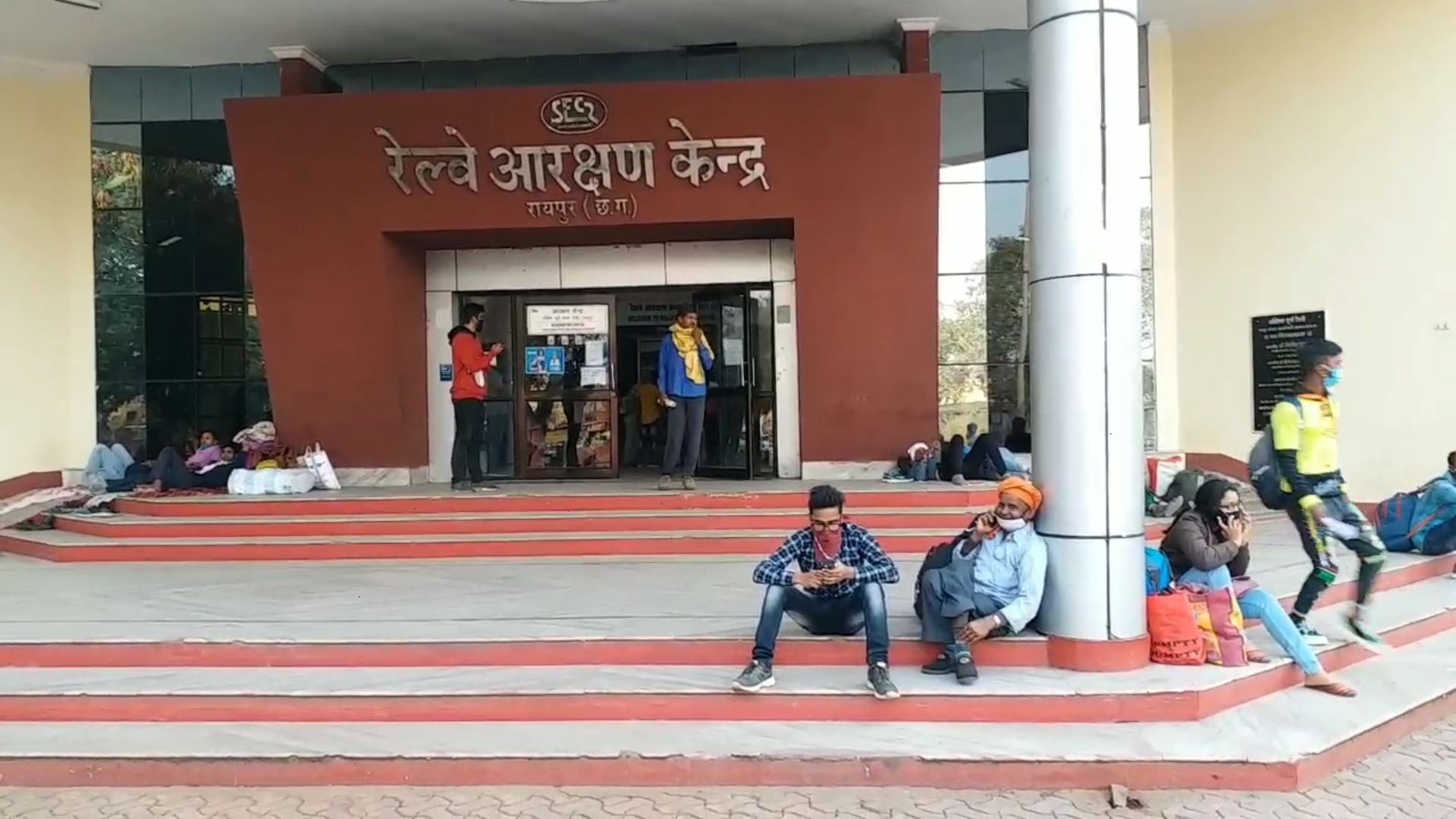 People are cancelling reservation from Raipur Railway due to corona