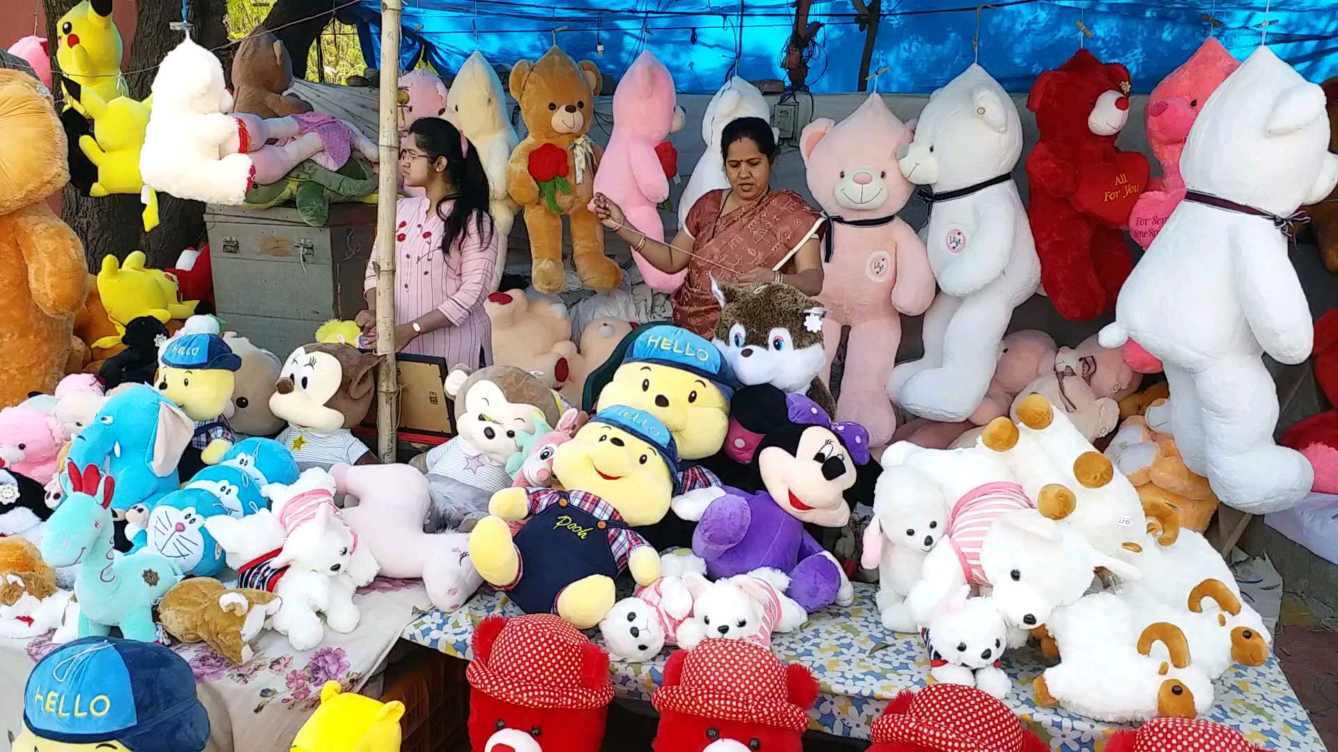 Raipur market is decorated on Valentine's Day week