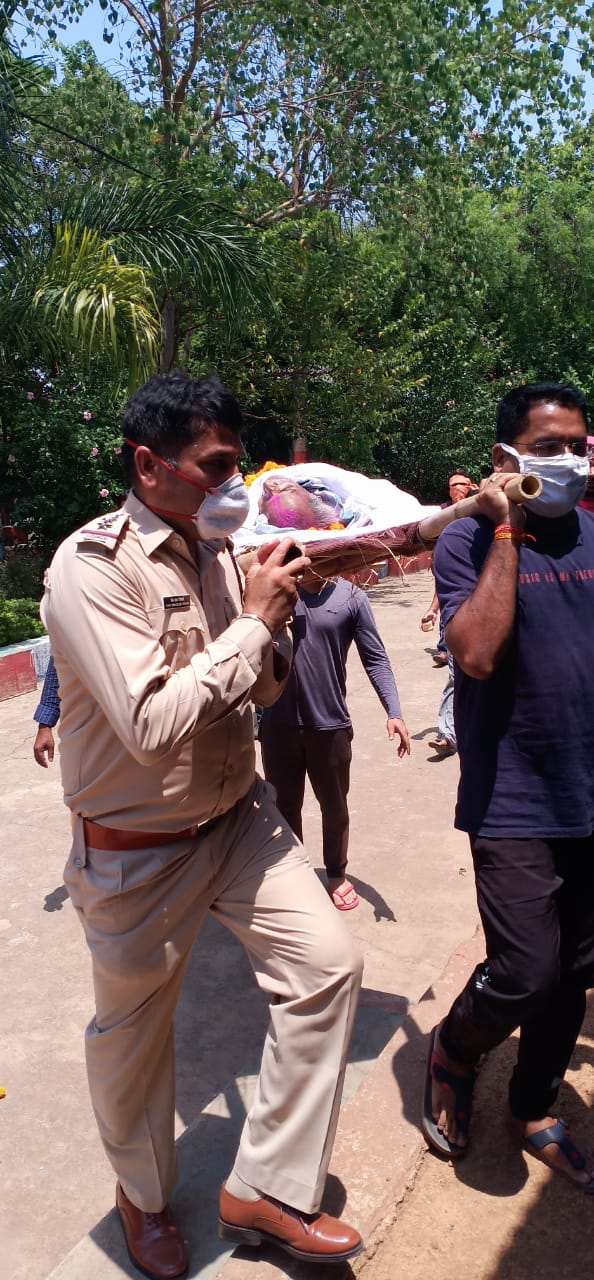 Raipur Police has cremated a childless elderly in raipur