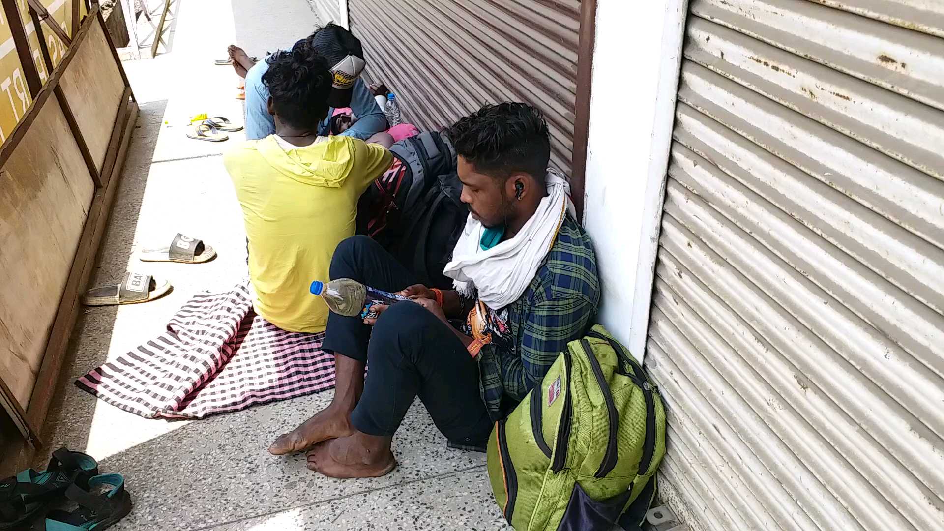 passengers-wandering-for-buses-at-raipur-pandri-bus-stand