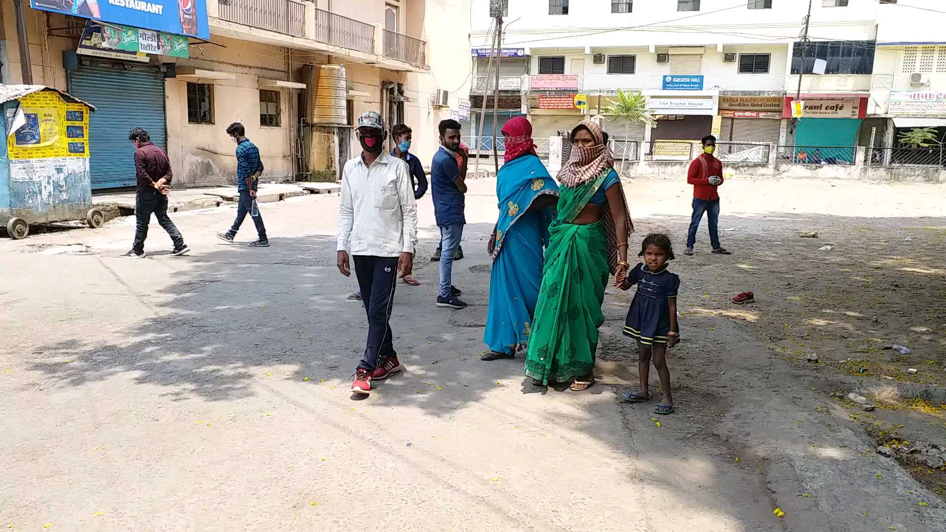 passengers-wandering-for-buses-at-raipur-pandri-bus-stand