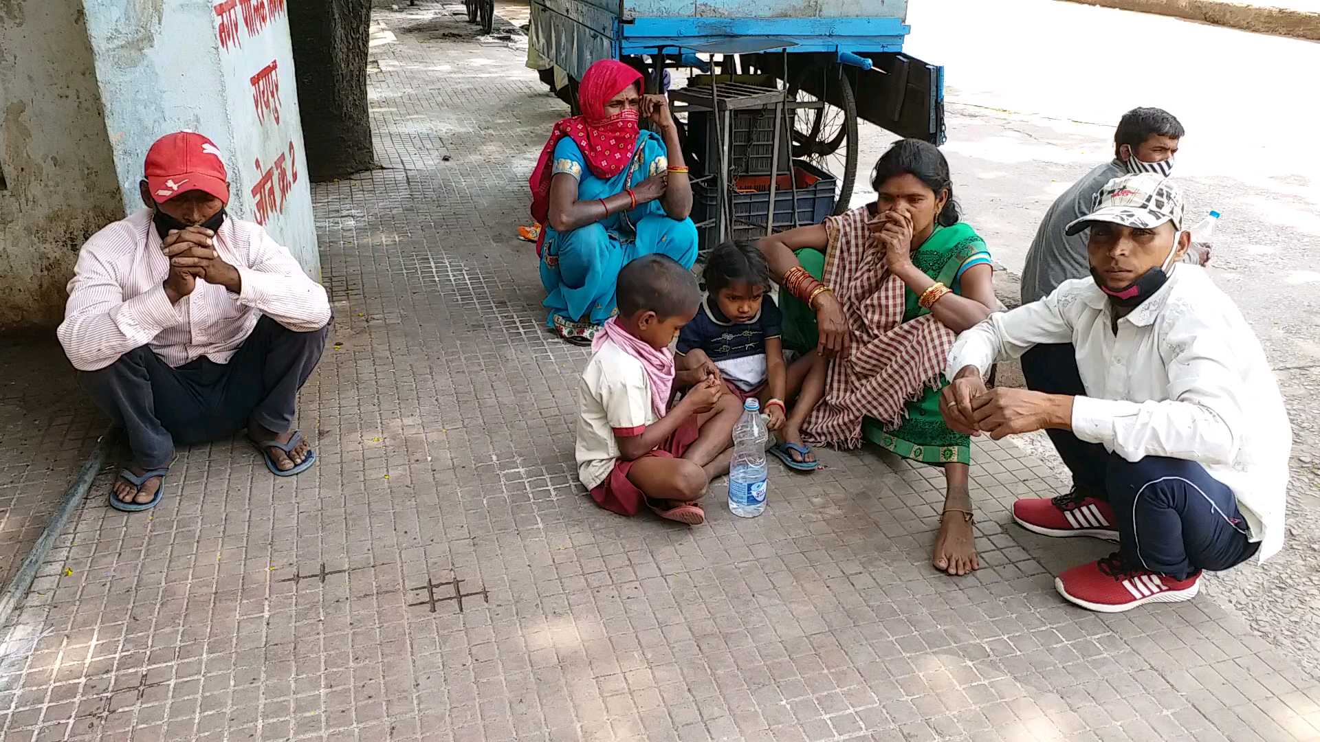 passengers-wandering-for-buses-at-raipur-pandri-bus-stand