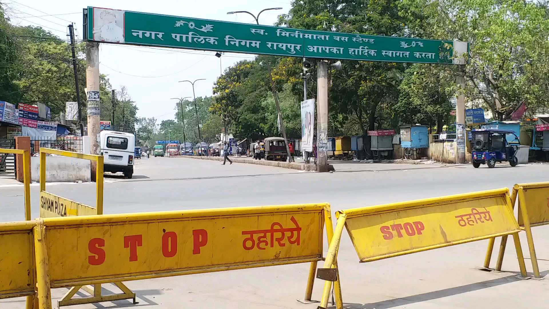 passengers-wandering-for-buses-at-raipur-pandri-bus-stand