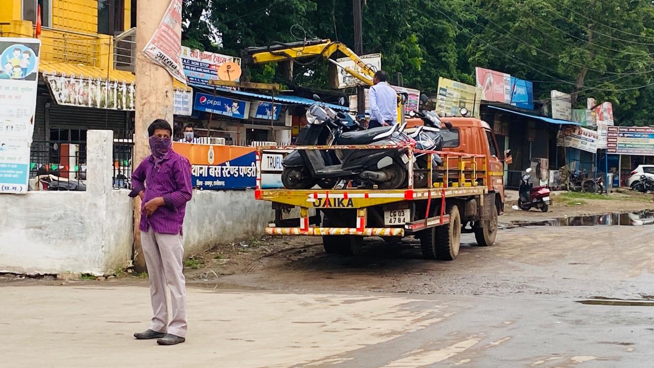 Traffic police action in congested areas of raipur