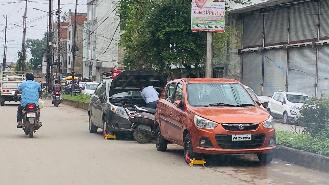 Traffic police action in congested areas of raipur