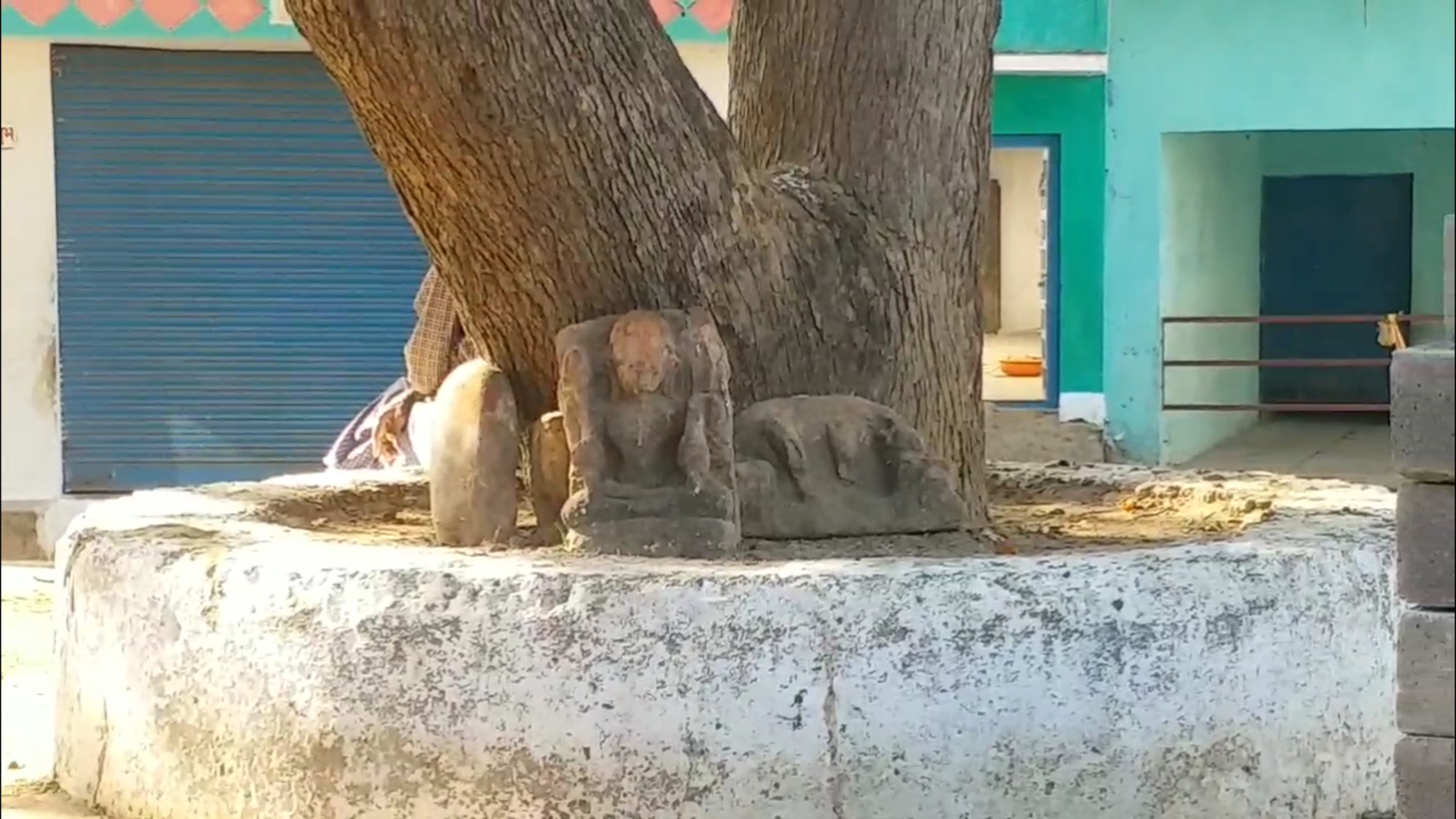 Sculptures and Shivling of many old Gods at Chandkuri in Raipur