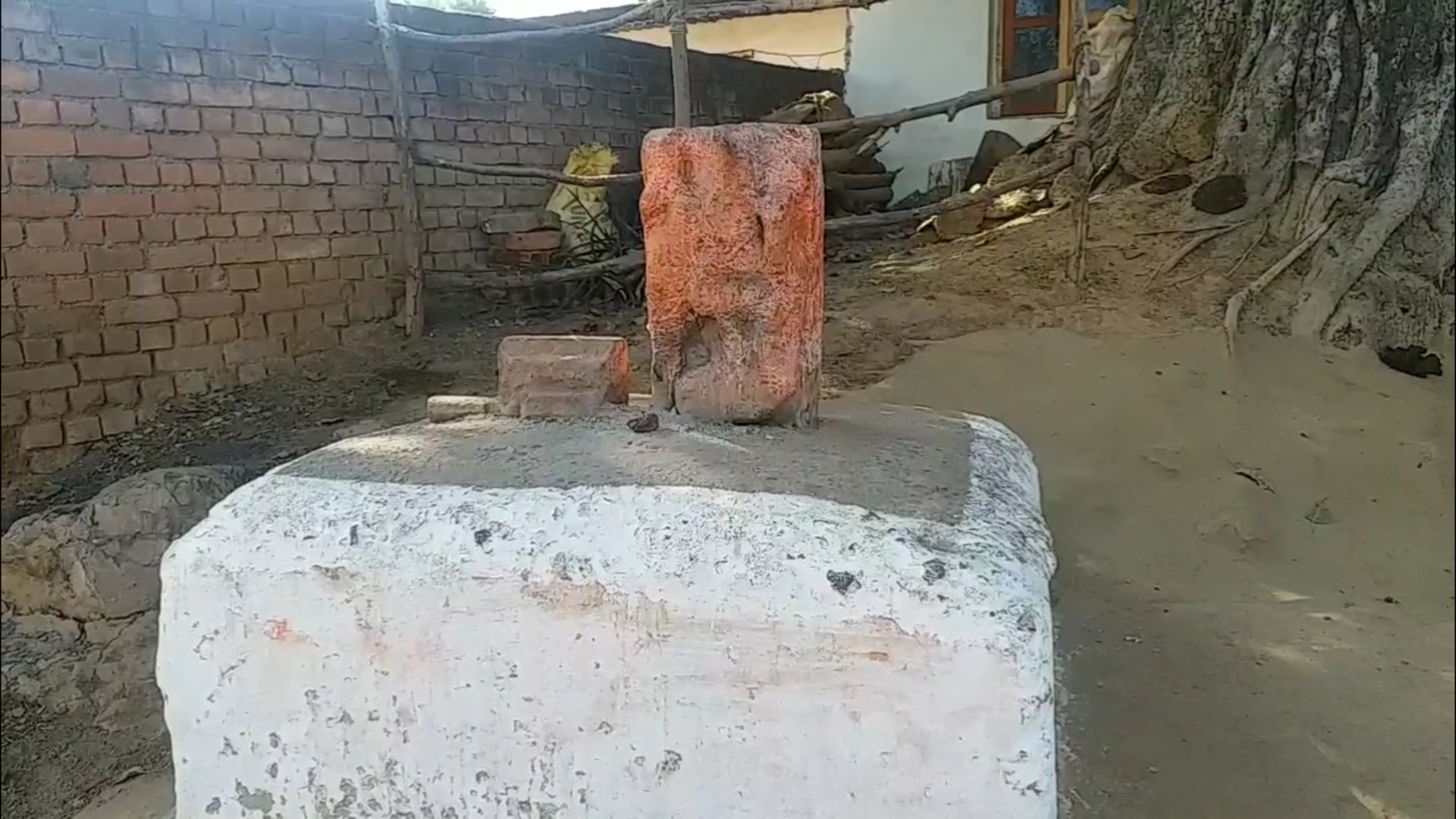 Sculptures and Shivling of many old Gods at Chandkuri in Raipur