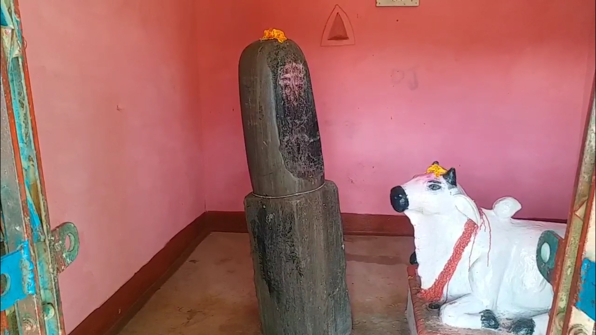 Sculptures and Shivling of many old Gods at Chandkuri in Raipur