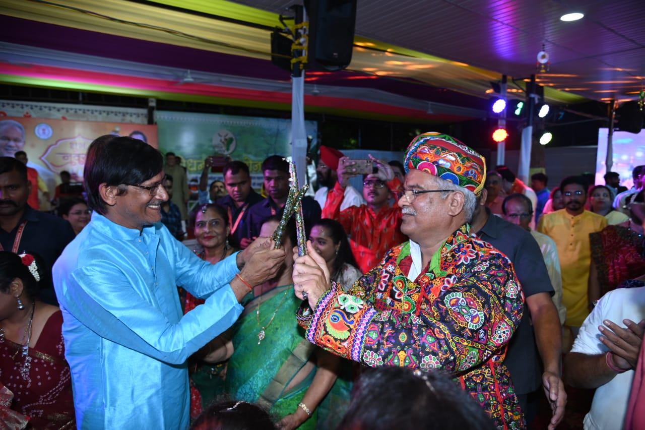 गरबा खेलते सीएम भूपेश बघेल