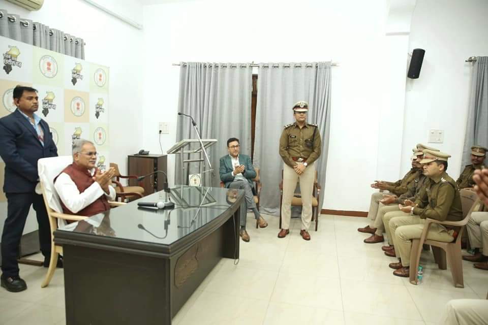 सीएम से पुलिस की टीम