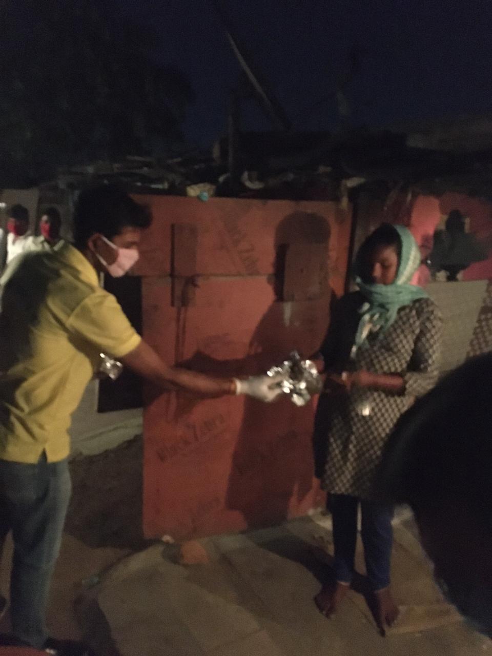 social-organization-is-providing-food-to-the-poor-in-raipur