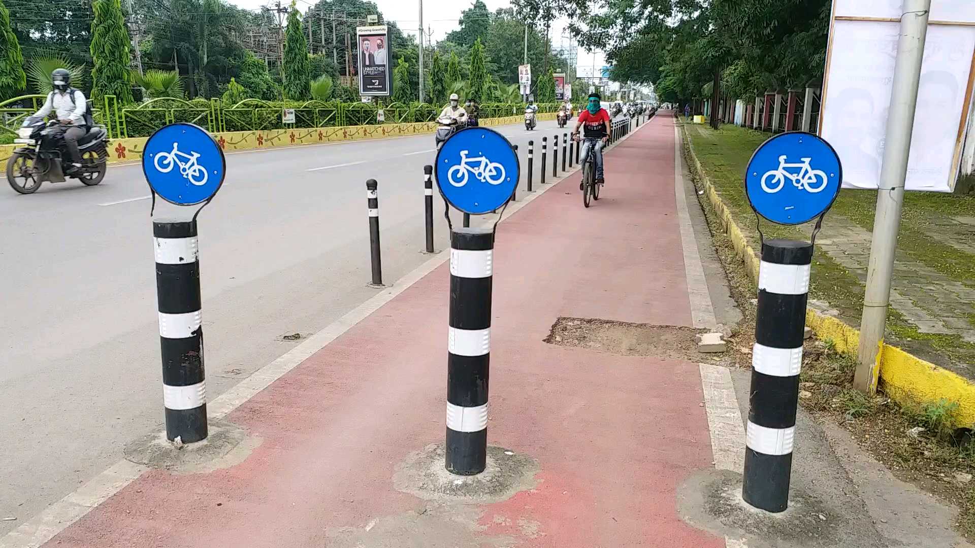 bad condition of raipur cycle track in raipur