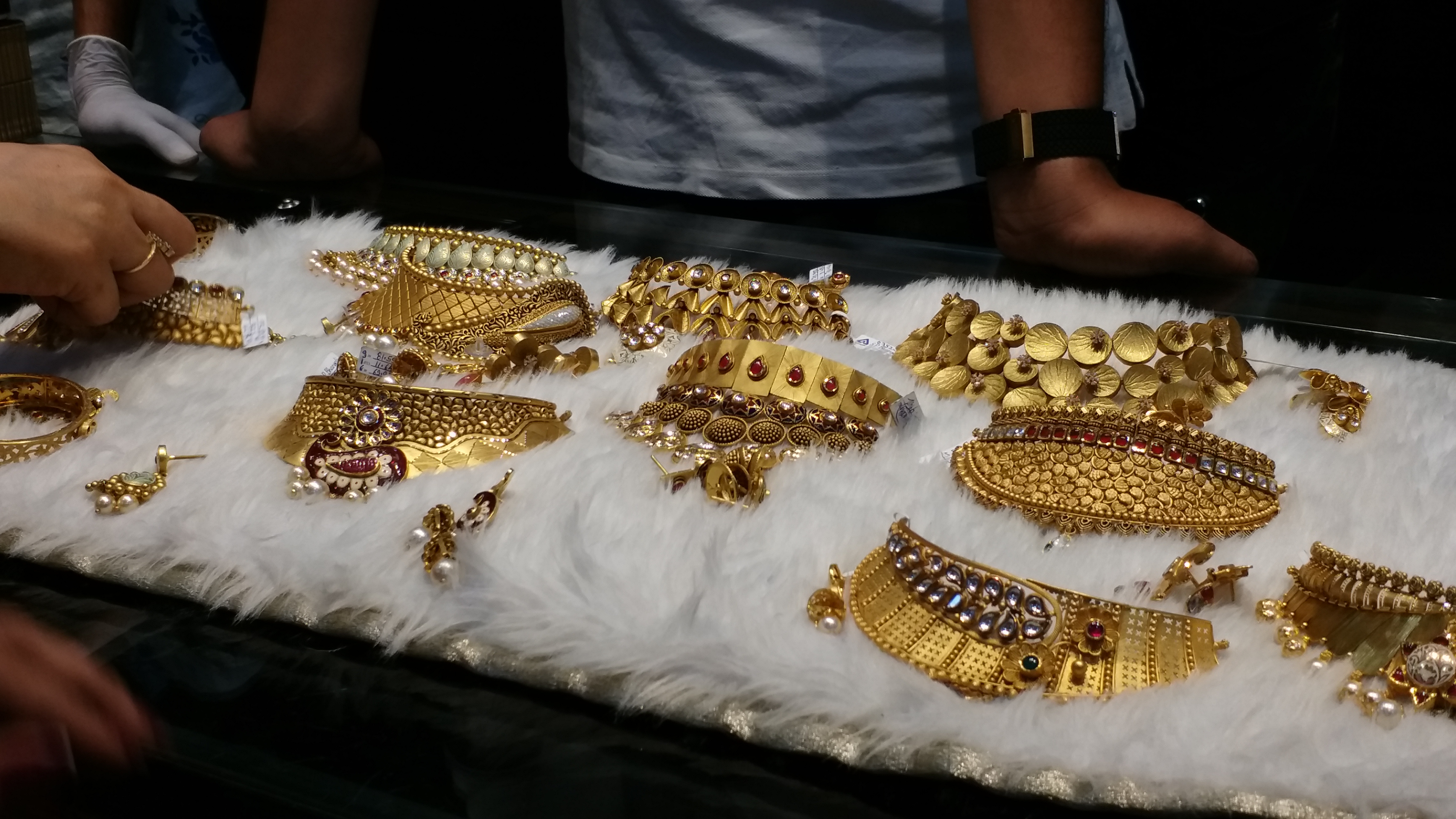 Due to the constantly decreasing prices of gold, people are coming to buy large number in the jewelery market