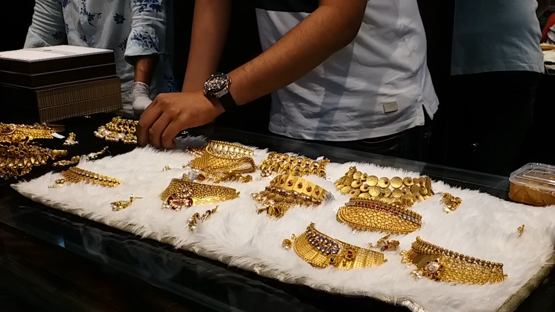 Due to the constantly decreasing prices of gold, people are coming to buy large number in the jewelery market