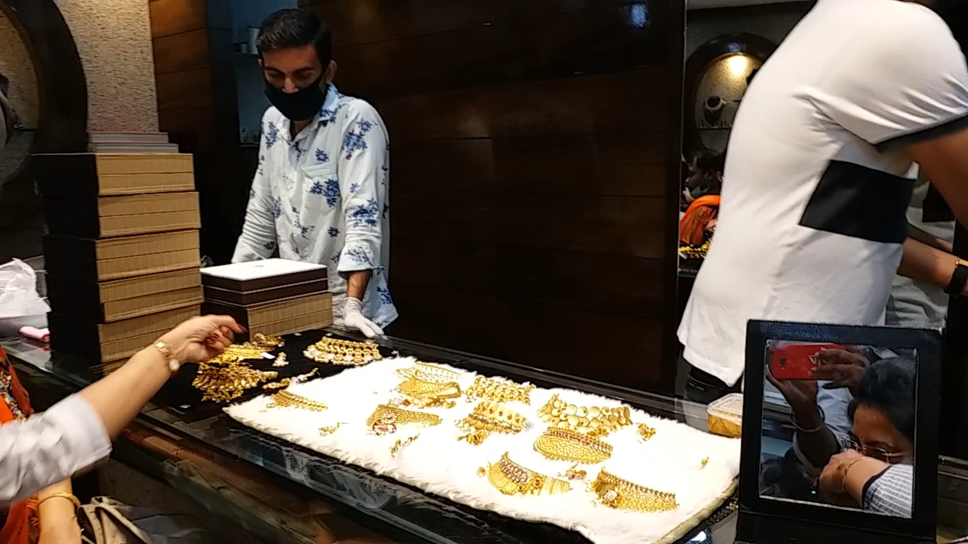 Due to the constantly decreasing prices of gold, people are coming to buy large number in the jewelery market