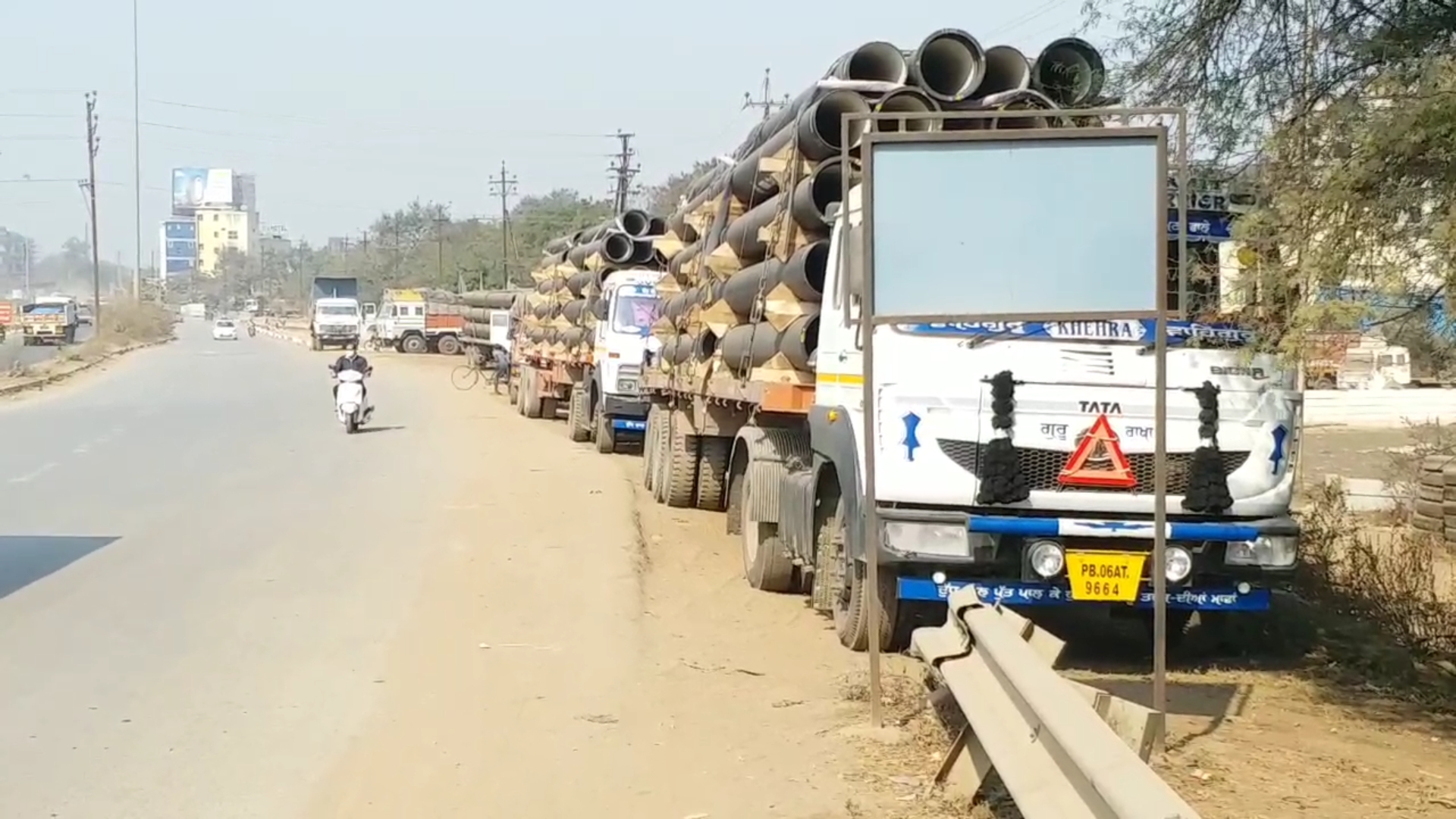 Road accidents occur due to vehicles parked on highways IN RAIPUR