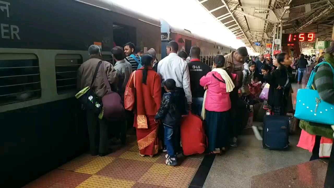 Waiting on trains increased on Holi day on 10 March in raipur