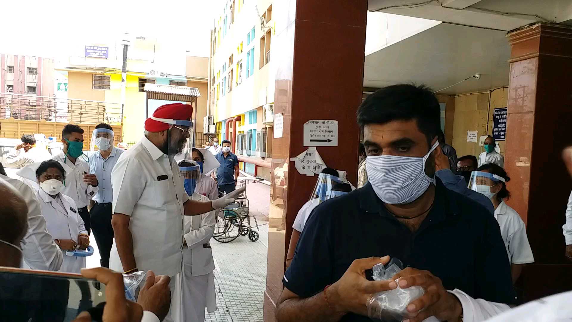 Sindhi Yuva Samaj donated 1500 masks to 3 hospitals in Raipur