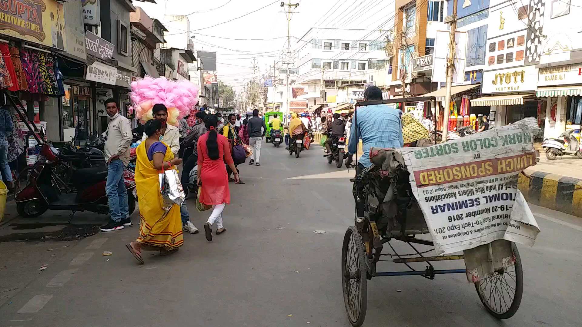 Many roads in capital Raipur do not have footpaths