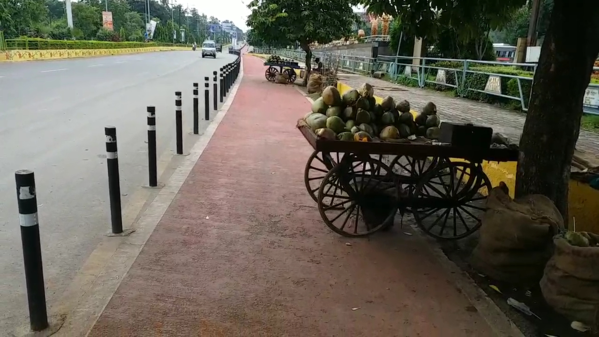 Many roads in capital Raipur do not have footpaths