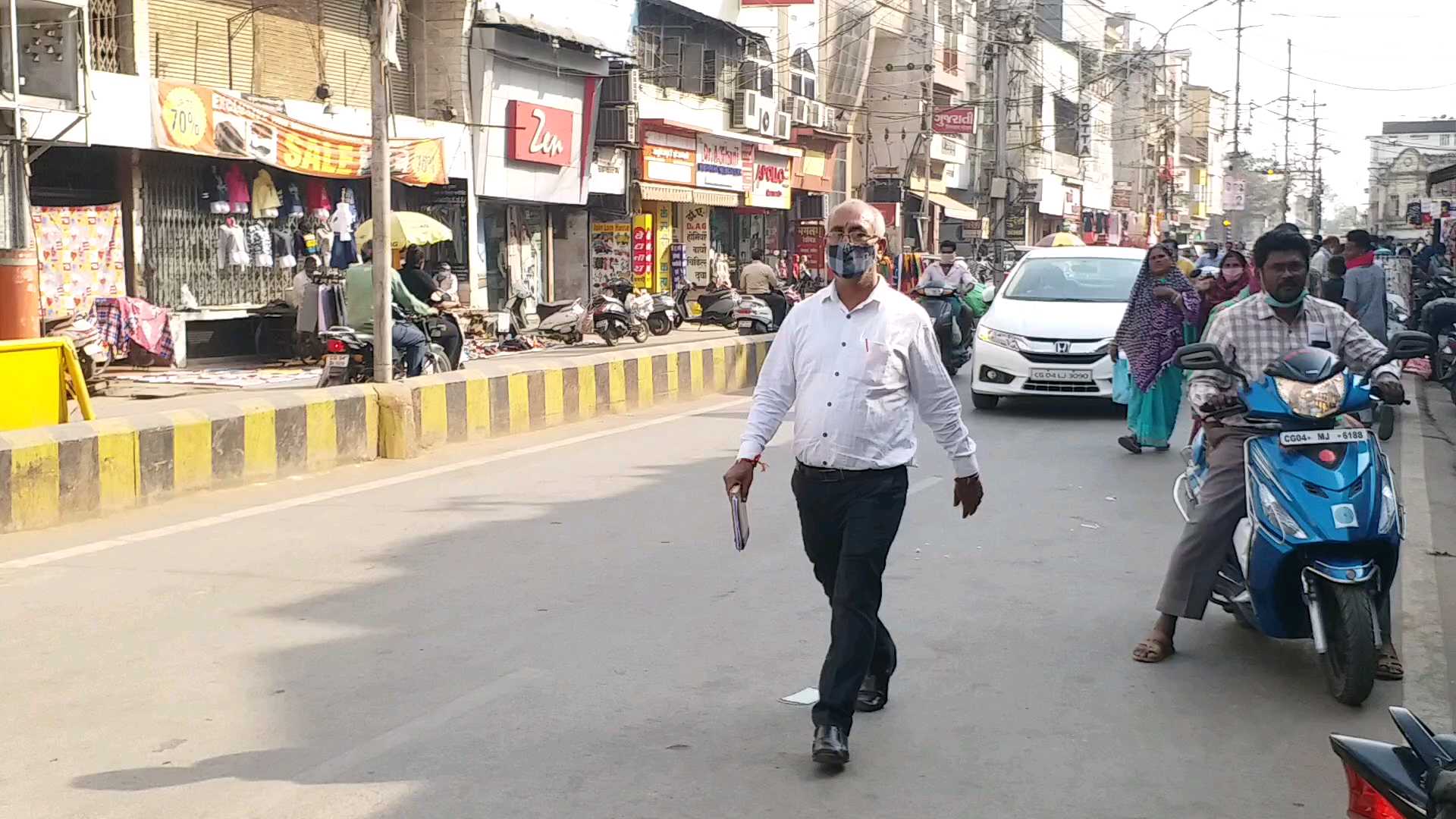 Many roads in capital Raipur do not have footpaths