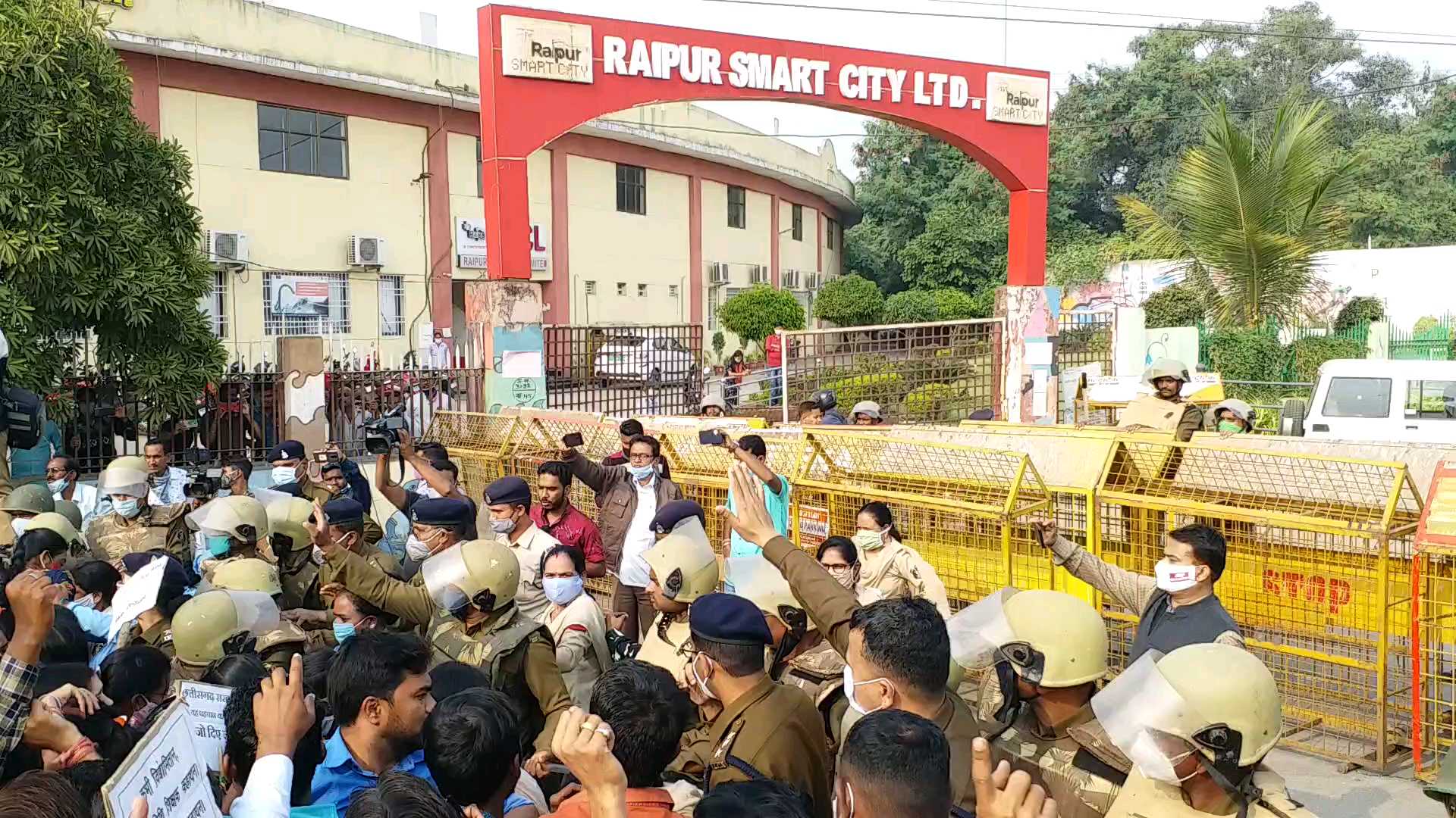 Vidya Mitan Sangh tries to surround CM House in raipur