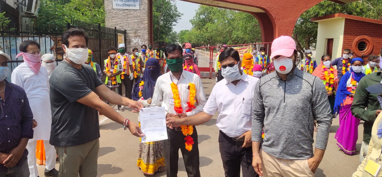 Raipur MLA honored the cleaning staff