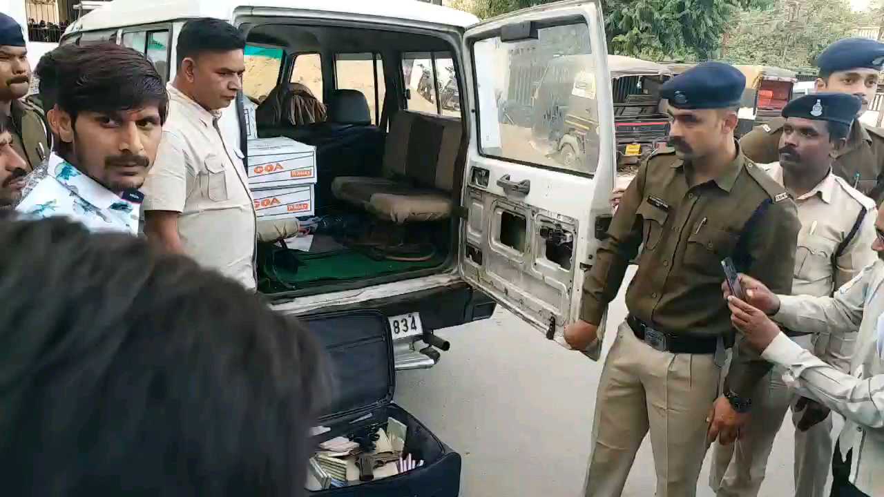 पुलिस ने दो पिस्टल सहित चार आरोपियों को गिरफ्तार किया