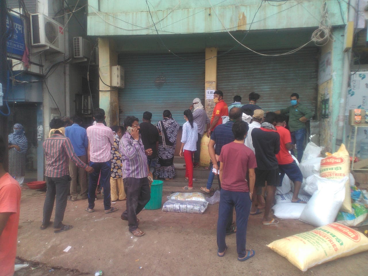 People gathered in Raipur market by ignoring the lockdown rules