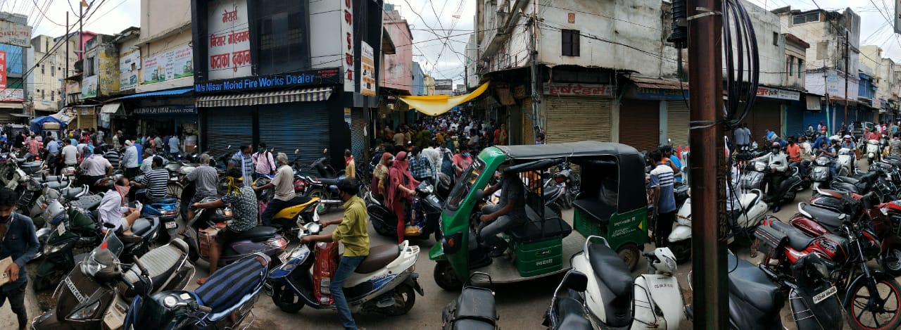 People gathered in Raipur market by ignoring the lockdown rules