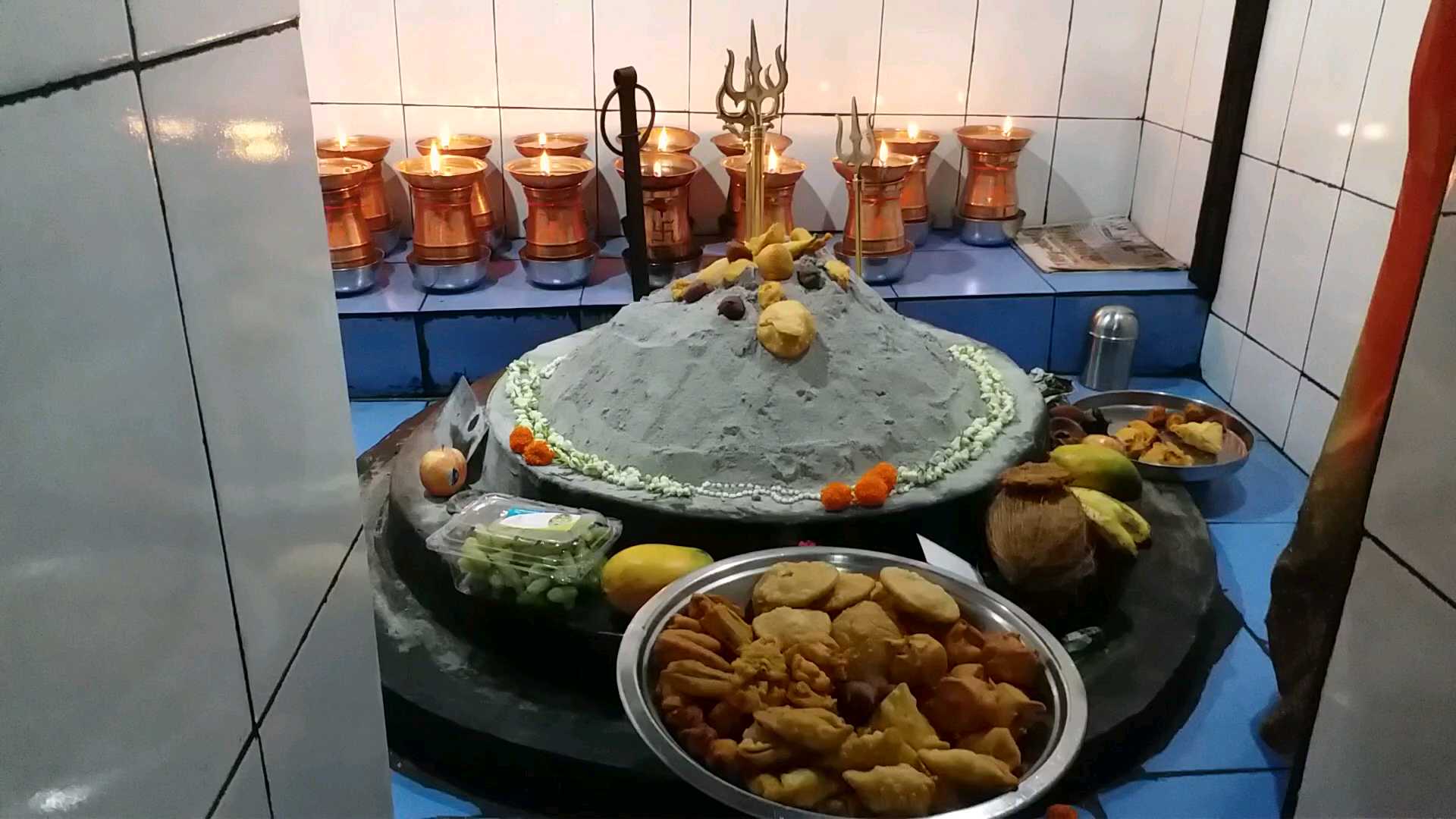 samosa-and-kachori-are-offered-in-dhumavati-temple