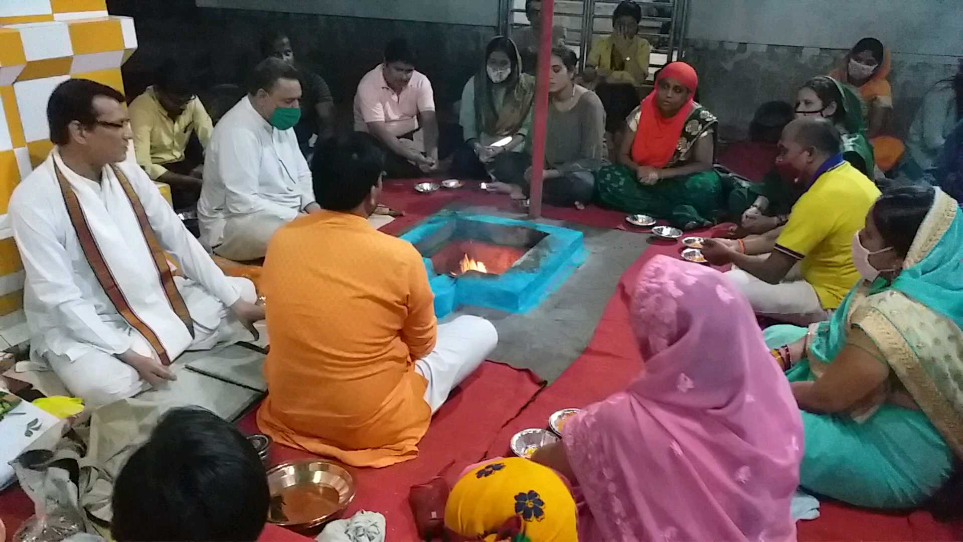 samosa-and-kachori-are-offered-in-dhumavati-temple