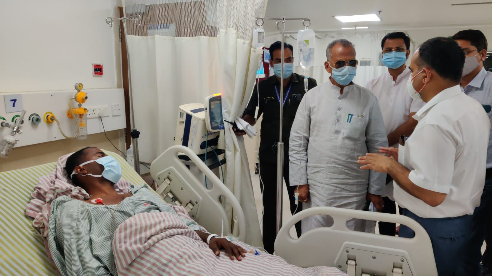 home-minister-tamradhwaj-sahu-reached-hospital-to-meet-injured-soldiers-in-naxal-attack-in-bijapur