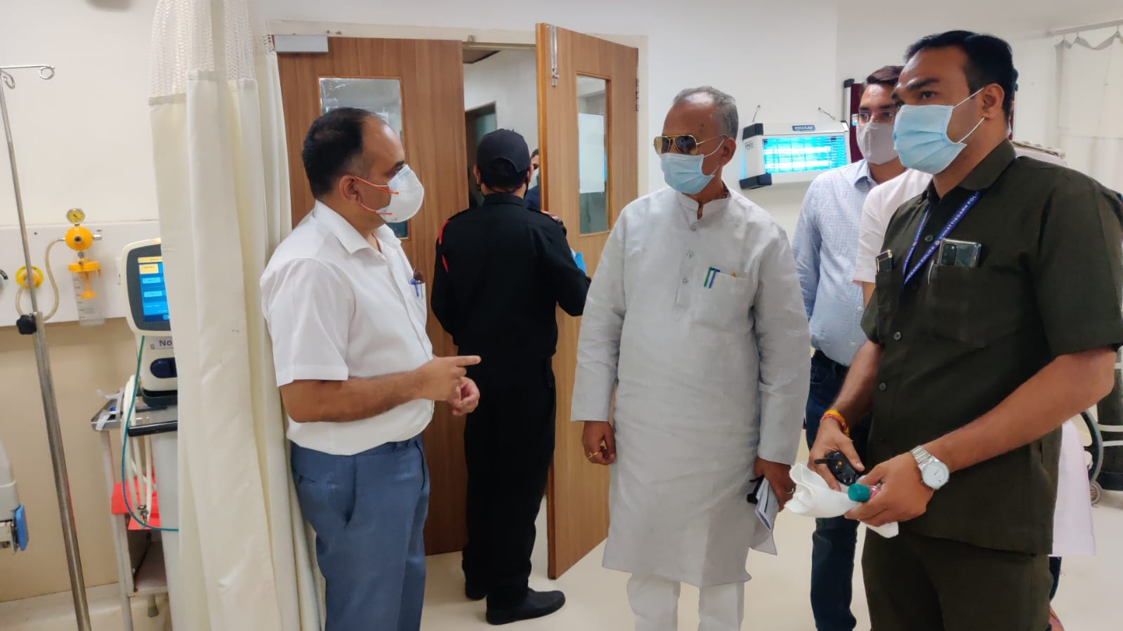 home-minister-tamradhwaj-sahu-reached-hospital-to-meet-injured-soldiers-in-naxal-attack-in-bijapur