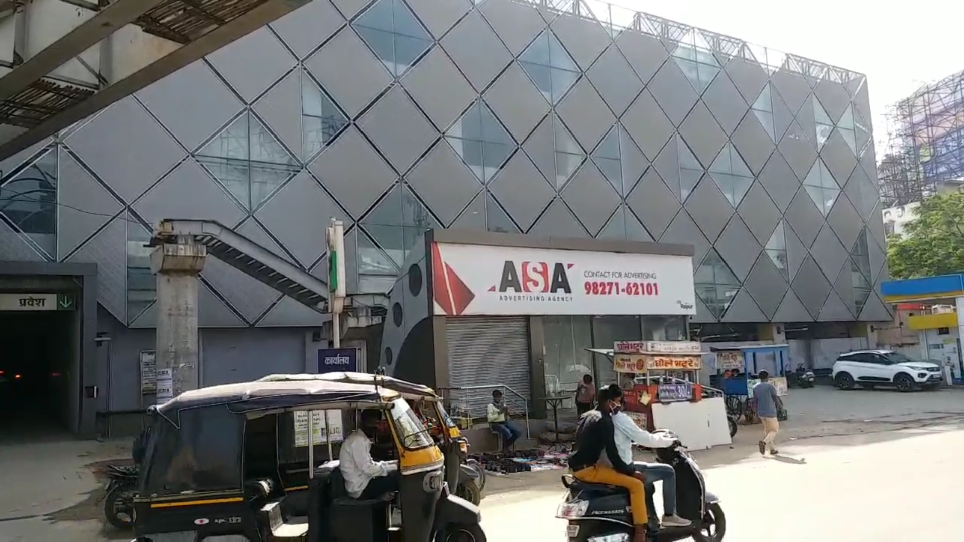 Carts have to be parked in illegal parking due to lack of parking slots in Raipur