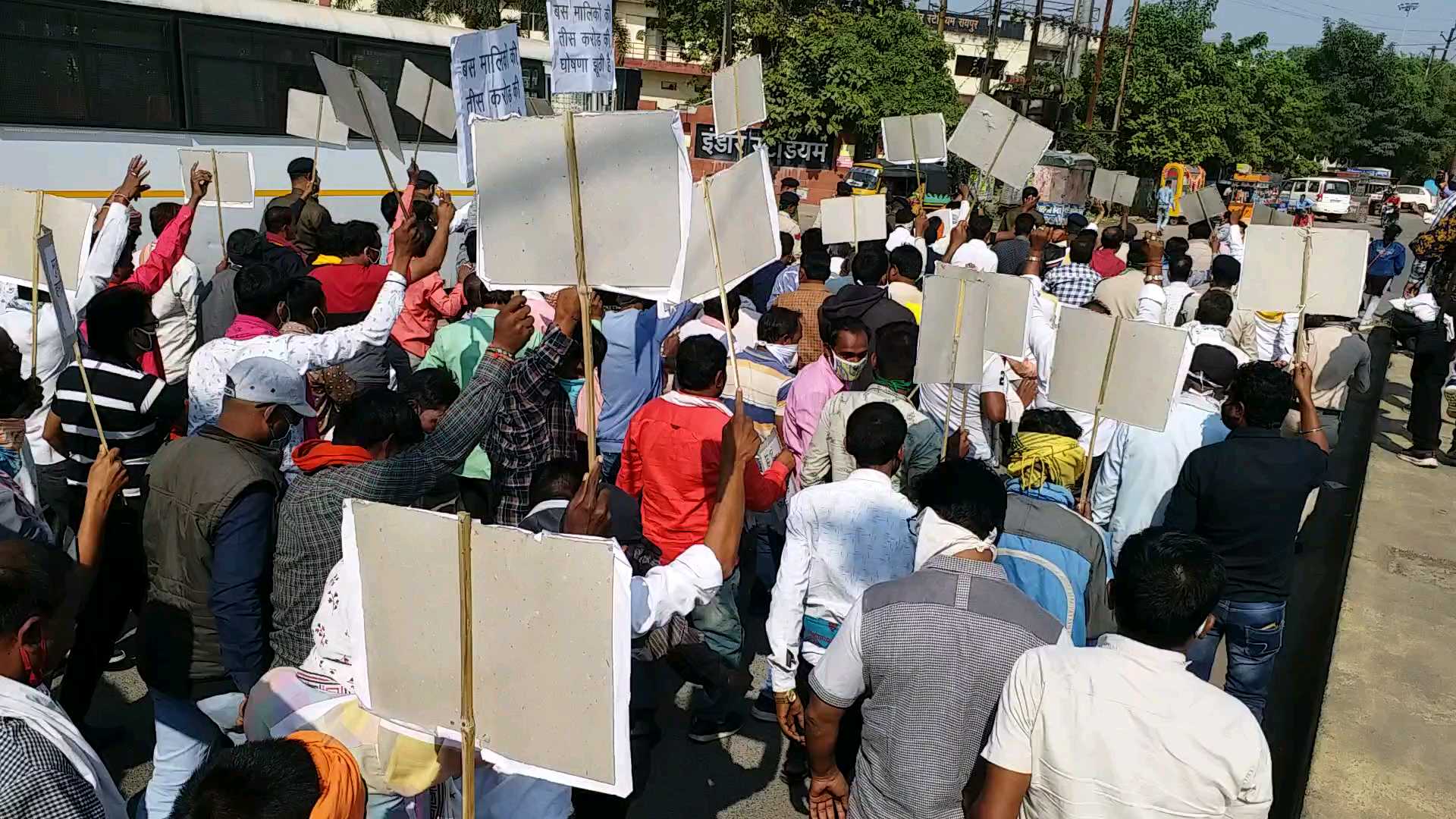 Bus workers union tried to surround CM house on 11 point demand in raipur