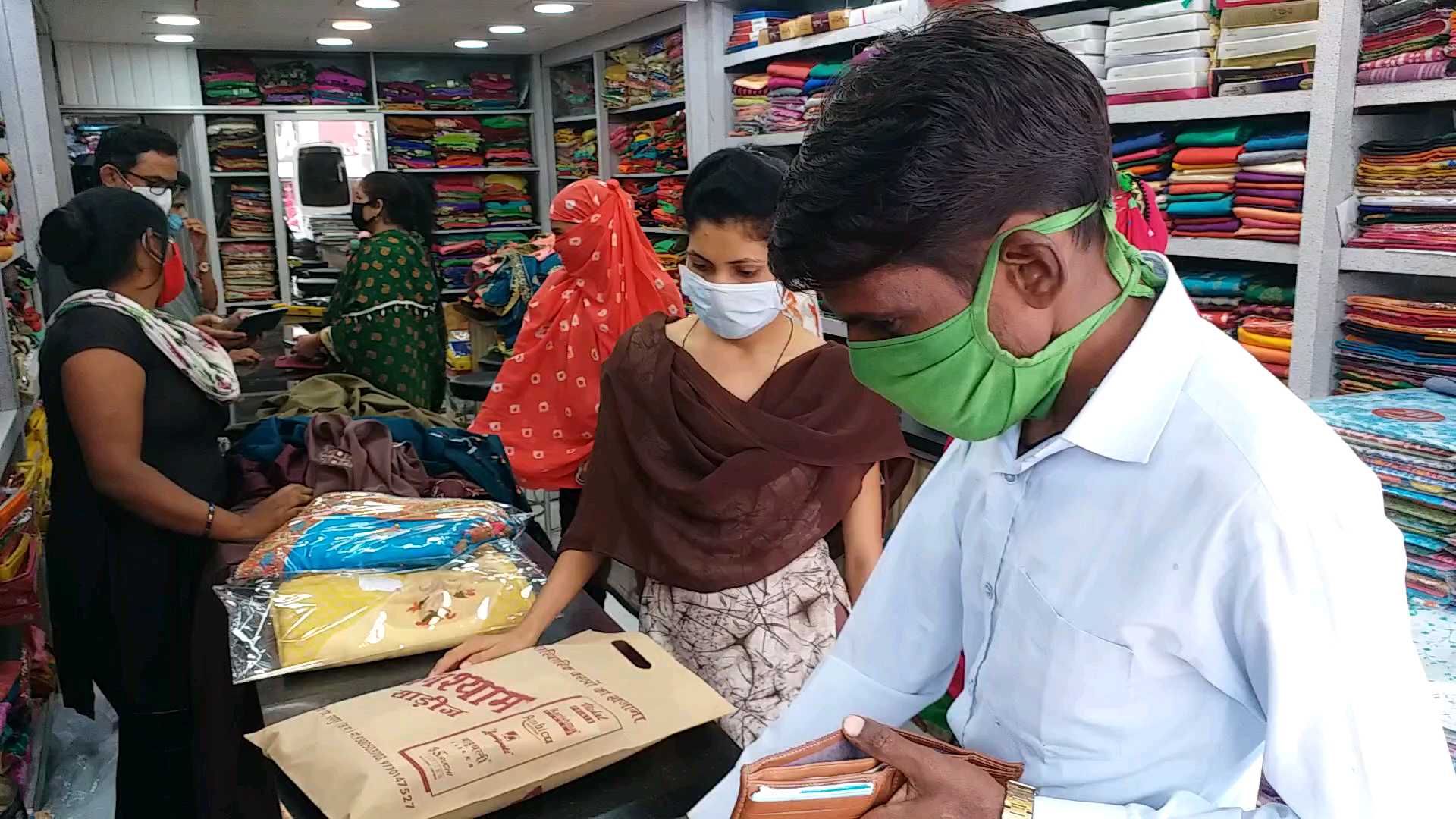 women-are-not-shopping-on-teej-celebration-due-to-corona-in-raipur