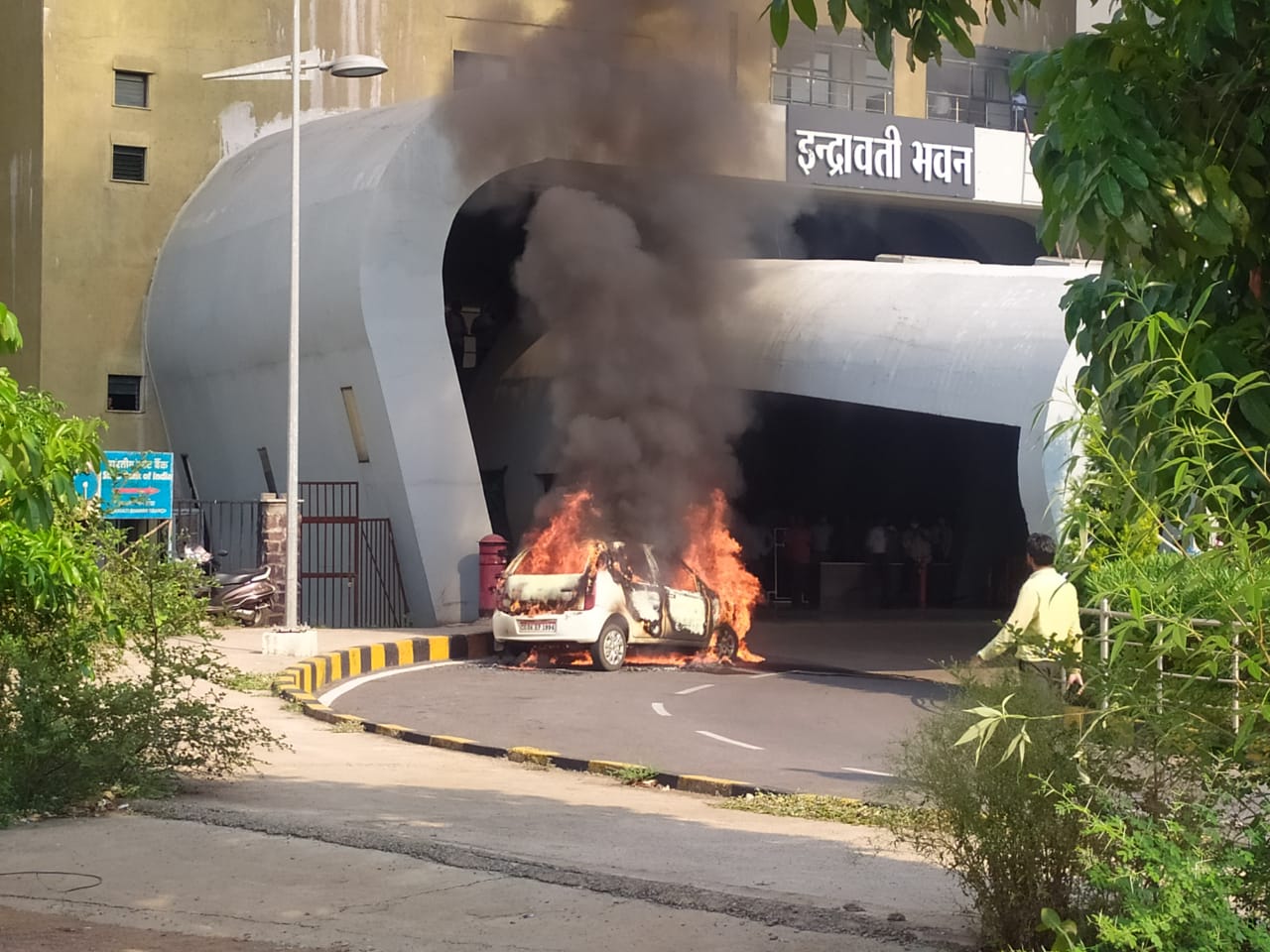 fire in car front of Indravati Bhavan at raipur