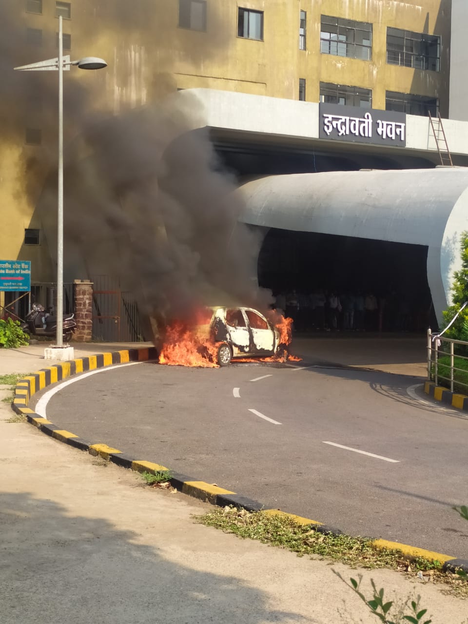 fire in car front of Indravati Bhavan at raipur